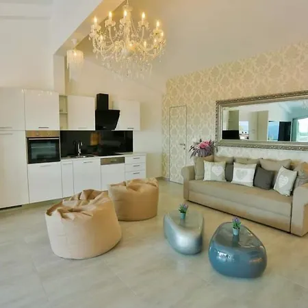 Luxury Penthouse Relax Zone With Hot Tube In * 스플리트