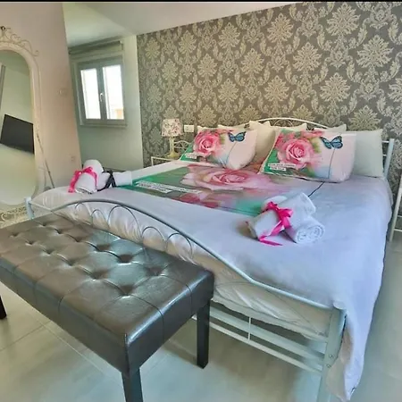 Luxury Penthouse Relax Zone With Hot Tube In